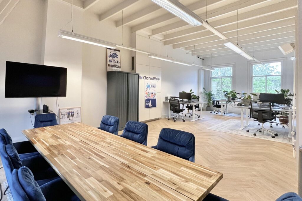 Modern kantoorinterieur aan de Paulus Potterstraat met vergadertafel, open werkplekken en veel natuurlijk licht.
